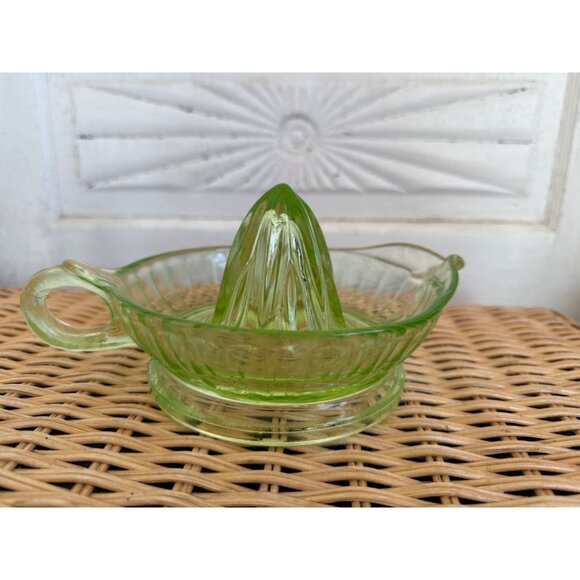Vintage 30's Large 6" Green Uranium Glass Lemon Citrus Juicer Reamer - Picture 1 of 9